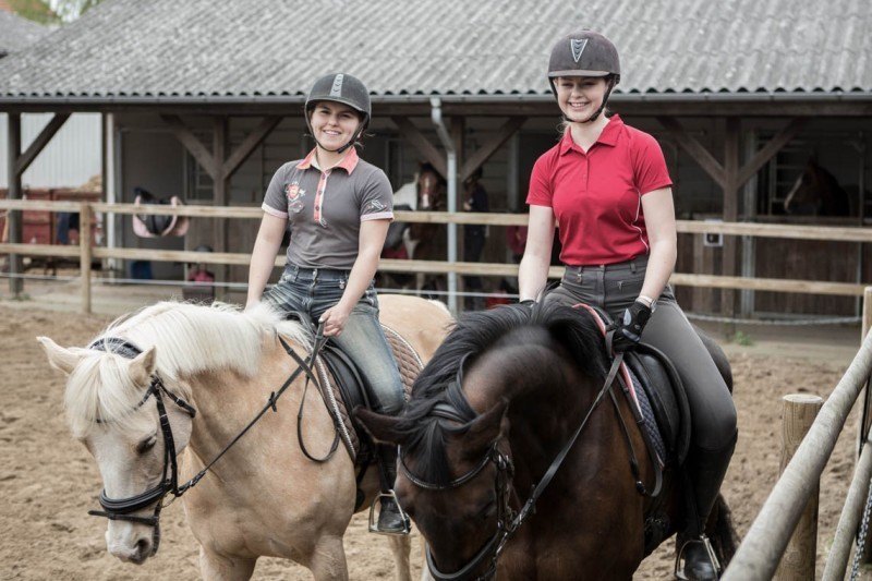 To piger rider på hest på efterskole